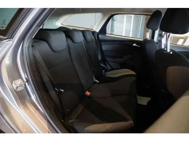 Ford Focus Wagon 1.0 + STOEL/STUURVERWARMING 2016 Benzine 15