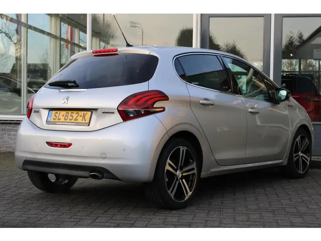 Peugeot 208 1.2 PureTech 110 Pk GT-line 2018 Benzine 6