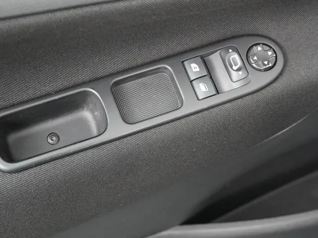 Peugeot 207 1.4 VTi Urban Move 2012 Benzine 13