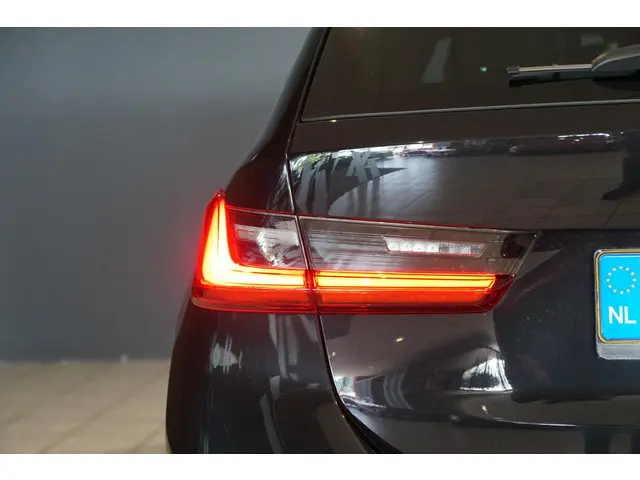 BMW 3 Serie Touring 318i High Executive 2021 Benzine 34