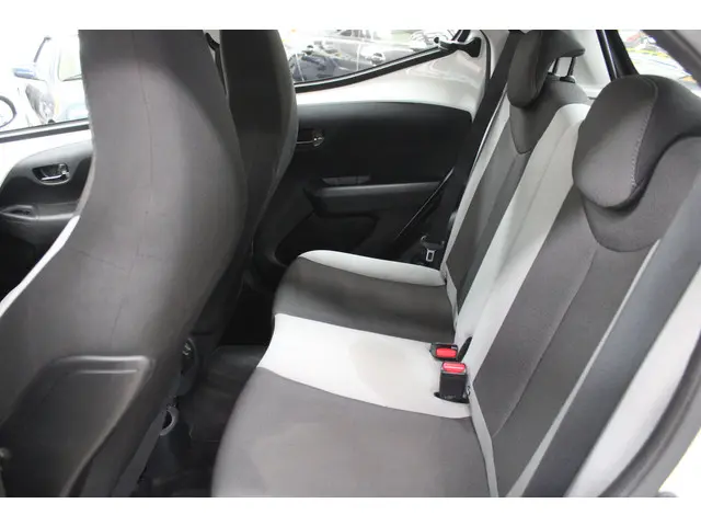 Toyota Aygo 1.0 VVT-i x-play 2017 Benzine 6