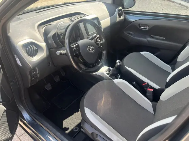Toyota Aygo 1.0 VVT-i x-play 2017 Benzine 12