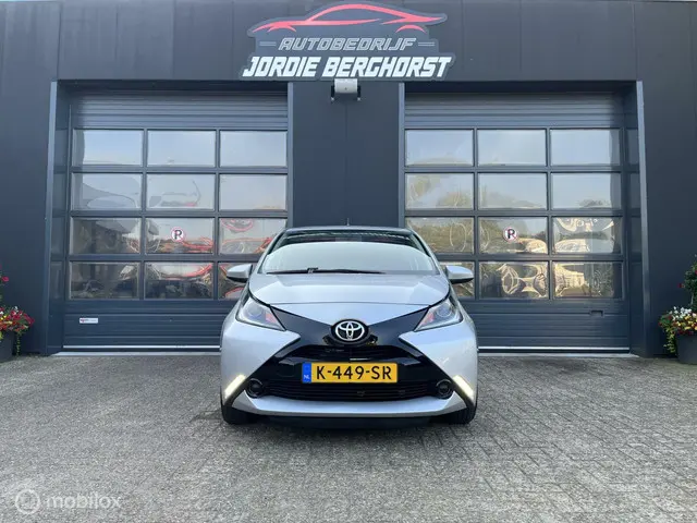 Toyota Aygo 1.0 VVT-i x-clusive 2015 Benzine 2
