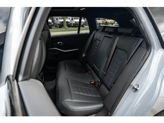 BMW 3 Serie Touring 320i High Executive 2023 Benzine 30
