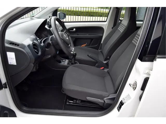 Volkswagen up! 1.0 BMT move up! 2017 Benzine 18