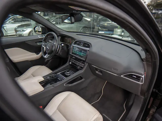 Jaguar F-PACE 3.0 S First Edition AWD 2016 Benzine 4