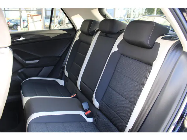 Volkswagen T-Roc 1.5 TSI Sport 2018 Benzine 8