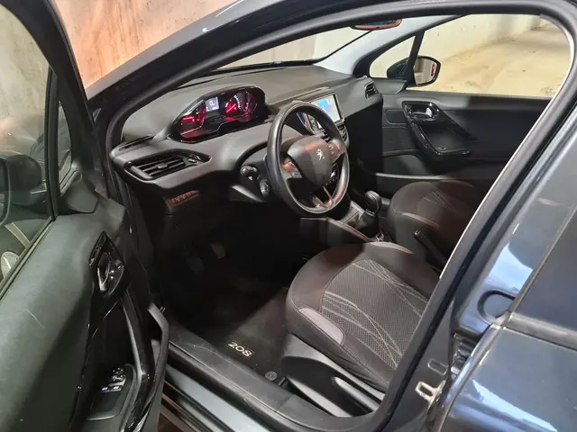 Peugeot 208 1.2 VTi Envy 2014 Benzine 12