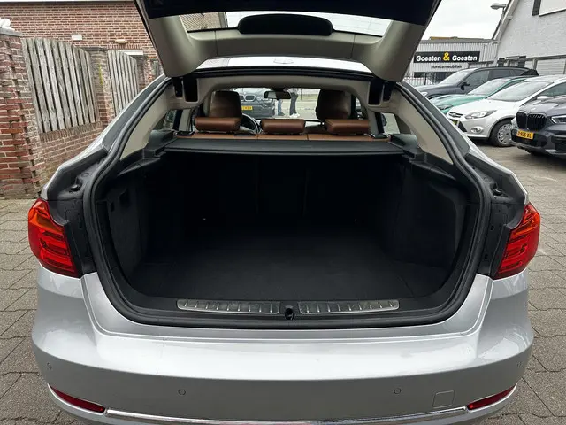 BMW 3 Serie Gran Turismo 320i Luxury Line 2013 Benzine 25