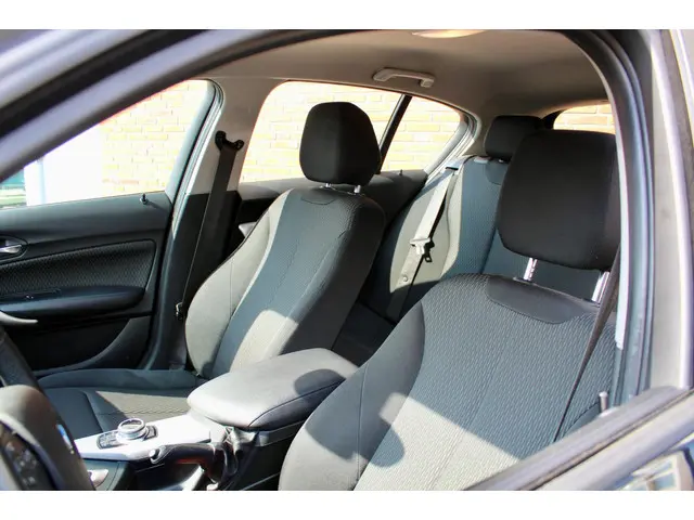 BMW 1 Serie 118i 2017 | Automaat | NAP 2017 Benzine 18