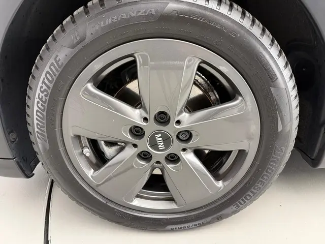 MINI 5-Deurs Cooper 2023 Benzine 10