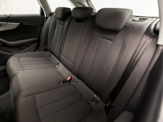 Audi A4 Avant 2.0 TFSI ultra Sport 2016 Benzine 17