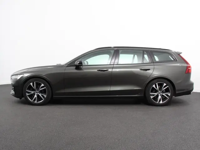 Volvo V60 2.0 B4 R-Design 2022 Benzine 7
