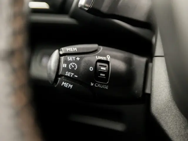 Peugeot 5008 1.2 PureTech Sport 7 Persoons 2017 Benzine 23