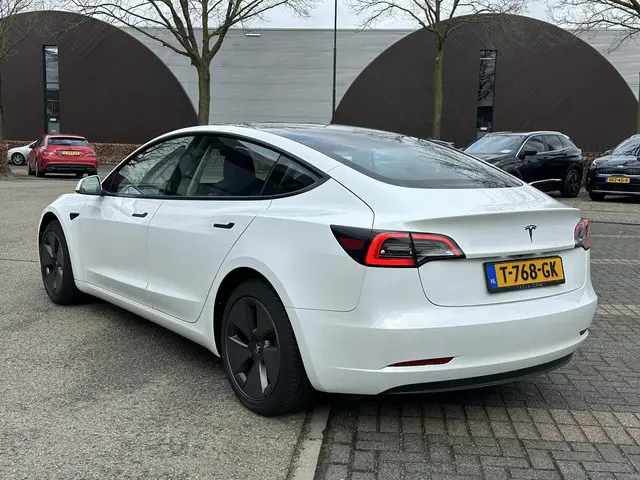 Tesla Model 3 Standard RWD Plus 60 kWh 2023 Elektrisch 3
