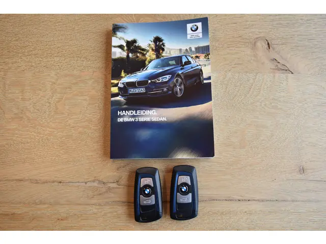 BMW 3 Serie 320i Executive 2018 Benzine 32