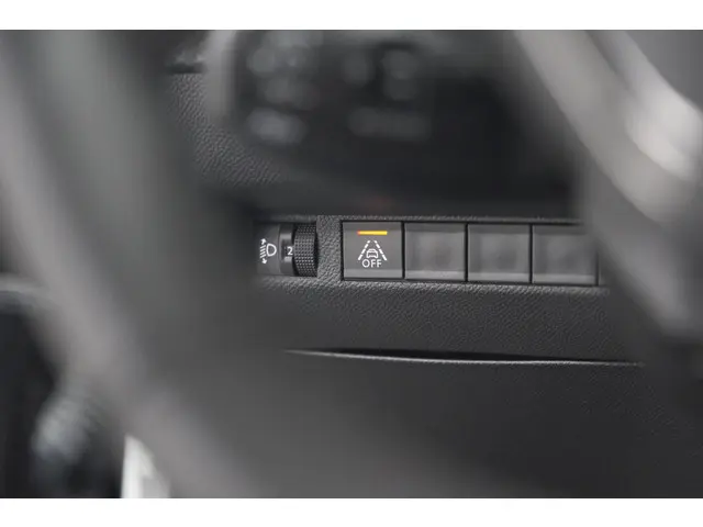 Peugeot 2008 PureTech 130 EAT8 Allure 2023 Benzine 41