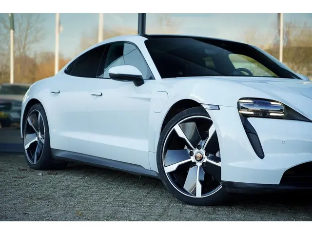 Porsche Taycan Performance 84 kWh 2021 Elektrisch 24