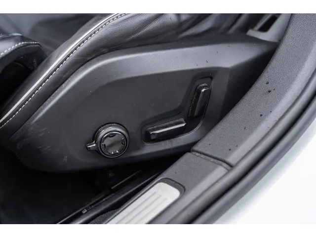 Volvo V60 2.0 B4 R-Design 2020 Benzine 23