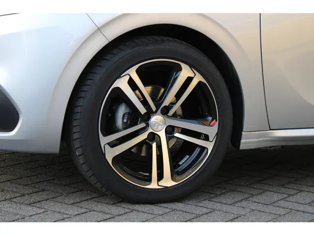 Peugeot 208 1.2 PureTech 110 Pk GT-line 2018 Benzine 7