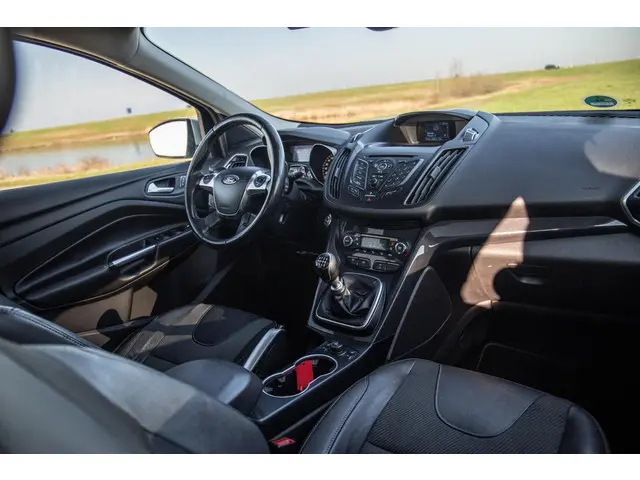 Ford Kuga 1.6 Titanium 2013 Benzine 39