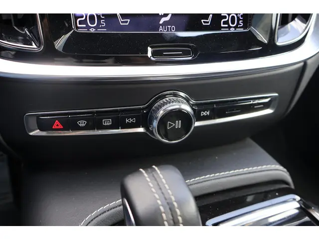 Volvo V60 T8 Recharge AWD R-Design 2022 Hybride Benzine 35