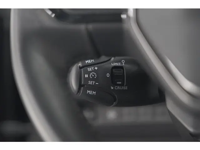 Peugeot 2008 PureTech 130 EAT8 Active 2021 Benzine 33