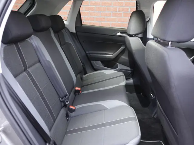 Volkswagen Polo 1.0 TSI 110pk DSG Highline 2021 Benzine 33