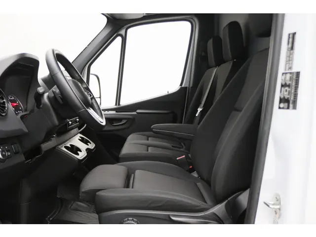 Mercedes-Benz Sprinter 317 CDI AUT. L2H2 2023 Diesel 11