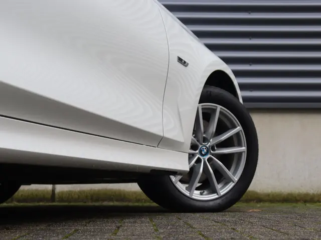 BMW 3 Serie Sedan 330e 2023 Hybride Benzine 7