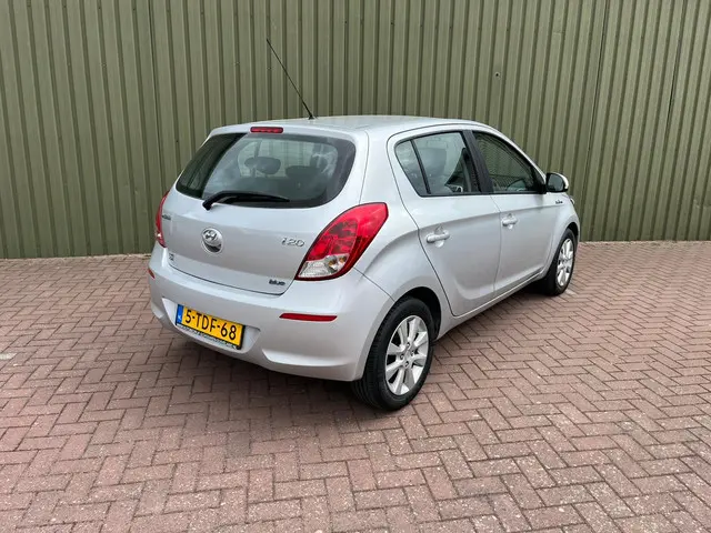 Hyundai i20 1.2i i-Deal 2014 Benzine 8