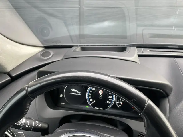 Jaguar F-PACE 30T Portfolio R-Sport AWD 2018 Benzine 12