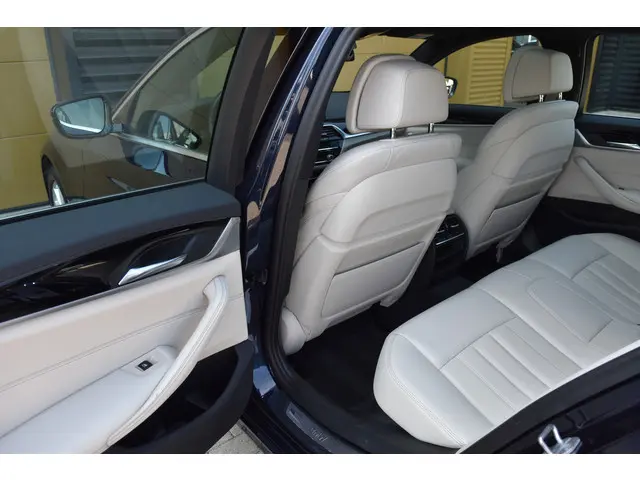 BMW 5 Serie Touring 520i High Executive 2017 Benzine 32