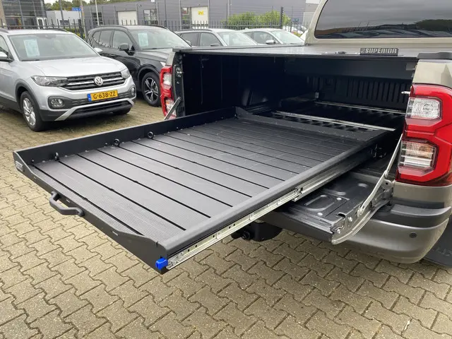 Toyota Hilux 2.8 D-4D Double Cab Invincible 2024 Diesel 16