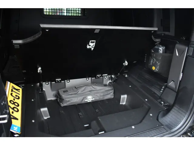 Land Rover Defender 110 3.0 D250 2023 Diesel 38