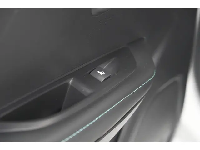 Peugeot 208 PureTech 100 Allure Pack 2023 Benzine 25