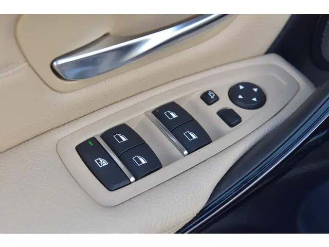 BMW 3 Serie Touring 320i Luxury Edition 2018 Benzine 10