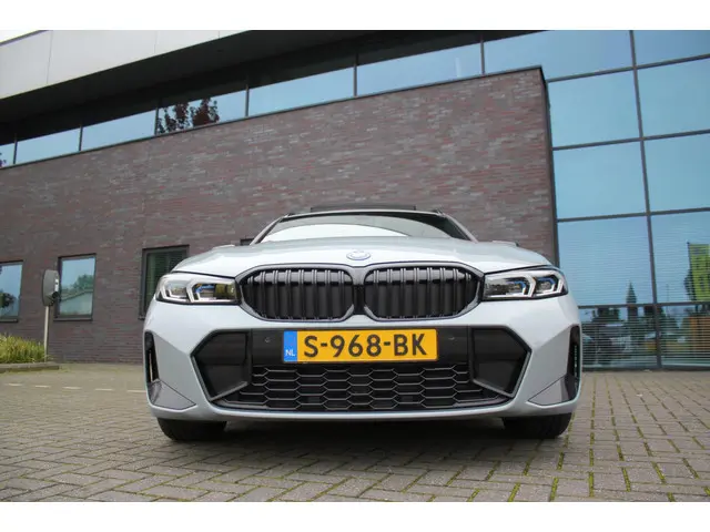 BMW 3 Serie Touring 320e 2023 Hybride Benzine 7
