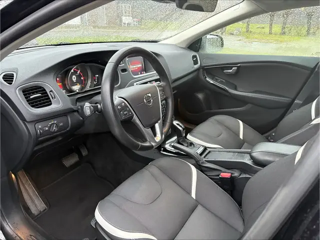 Volvo V40 2.0 D3 Dynamic 2018 Diesel 9