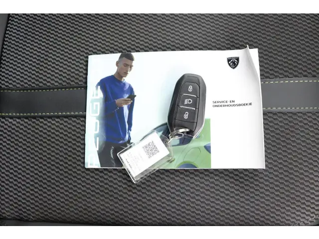 Peugeot 2008 1.2 Hybrid 136 GT 2024 Hybride Benzine 44