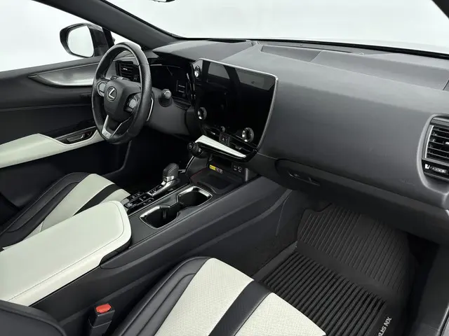 Lexus NX 450h+ AWD F Sport Line 2022 Hybride Benzine 24