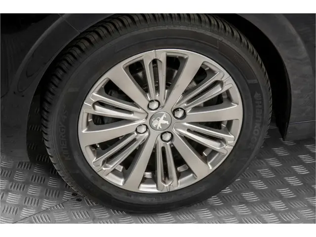Peugeot 208 1.2 PureTech Signature 2019 Benzine 23