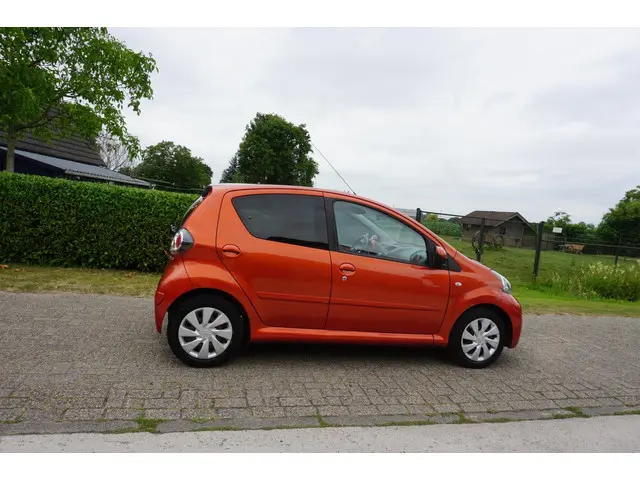Toyota Aygo 1.0 VVT-i Dynamic Orange 2012 Benzine 6