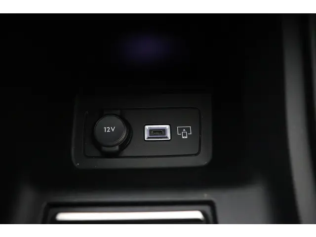 Peugeot 408 1.2 PureTech Allure 130 EAT8 2024 Benzine 23