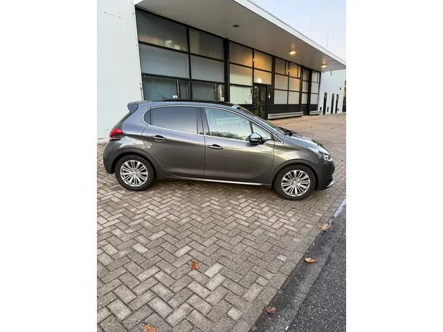 Peugeot 208 1.2 PureTech Allure 2019 Benzine 6