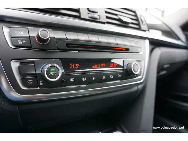 BMW 3 Serie 320i 2012 Benzine 16