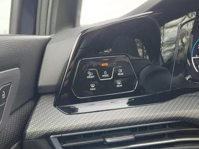 Volkswagen Golf 1.5 eTSI R-Line Business+ 2021 Benzine 12