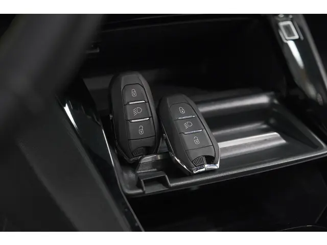 Peugeot 208 Hybrid 136 e-DCS6 GT 2024 Hybride Benzine 16