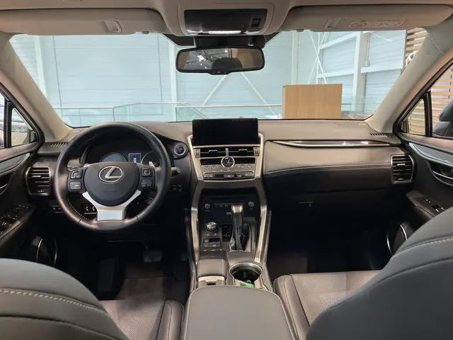 Lexus NX 300h AWD President Line 2020 Hybride Benzine 8