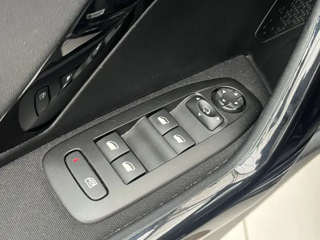 Peugeot 208 PureTech 110 Allure Automaat 2018 Benzine 26